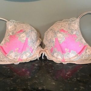 Victoria’s Secret very sexy push-up bra NWOT